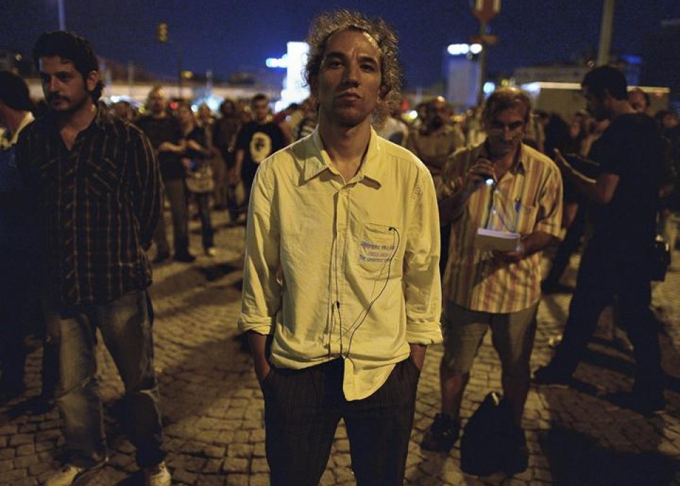 Cientos de personas permanecieron de píe y en silencio alrededor de la plaza Taksim. Foto: EFE.