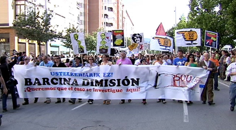 Manifestación de Kontuz para pedir la dimisión de Barcina