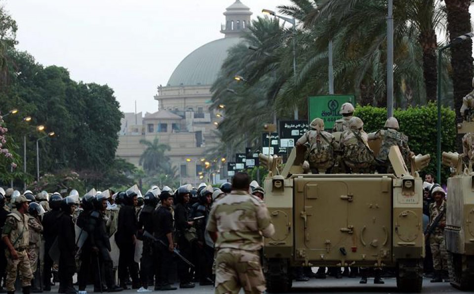 Militares y policías egípcios en las calles de El Cairo. EFE