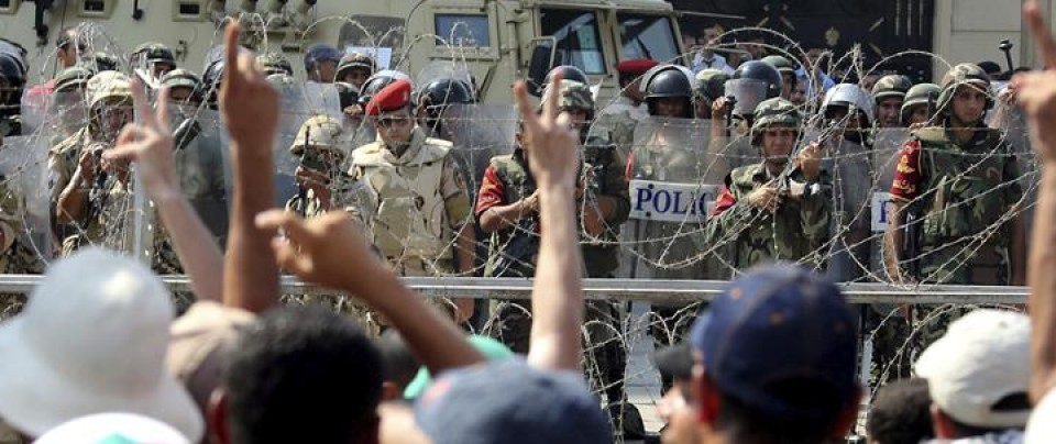 Simpatizantes de Mohamed Mursi protestan frente a la sede de la Guardia Republicana. Foto: EFE.