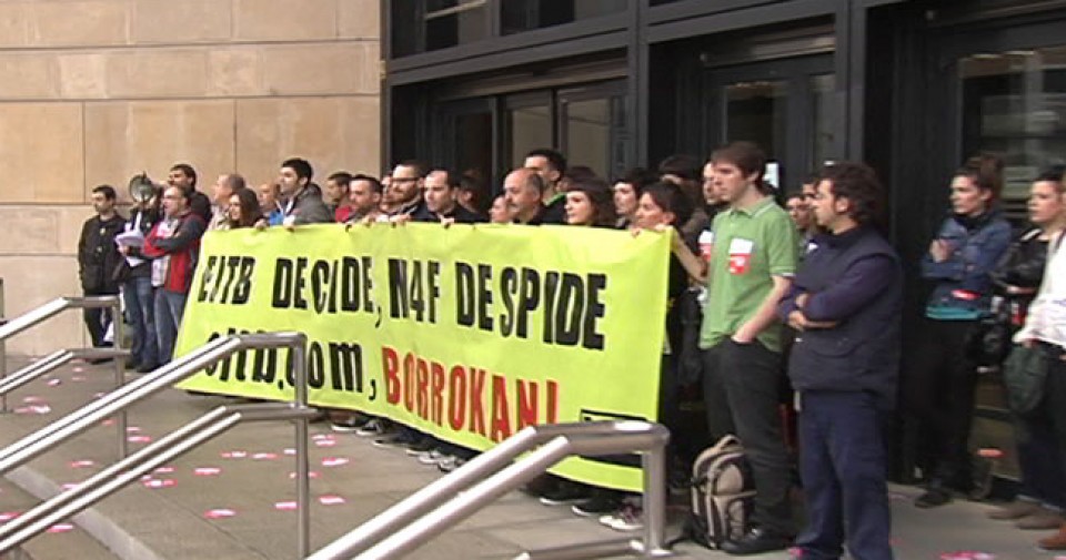 Protesta de los trabajadores de M4F ante la sede de EiTB en Bilbao. 