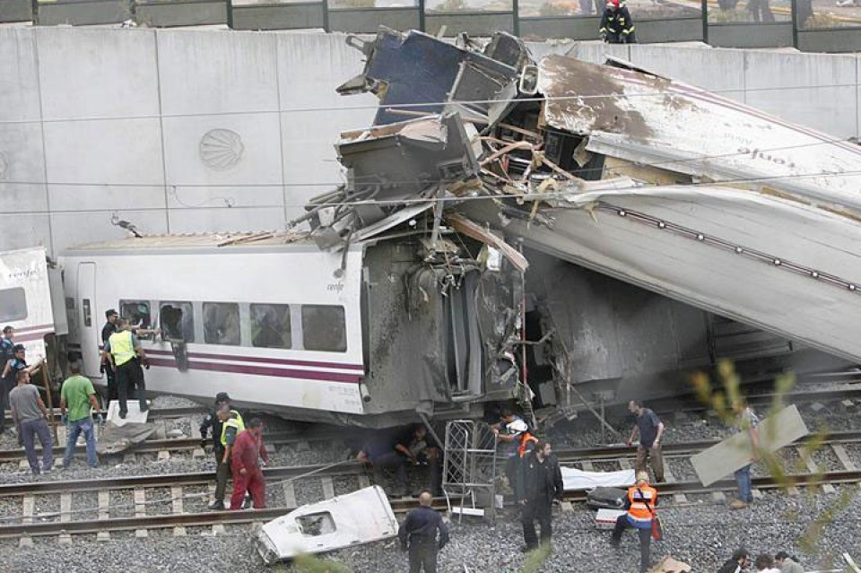 Un tren descarrila en Galicia y deja al menos 78 muertos