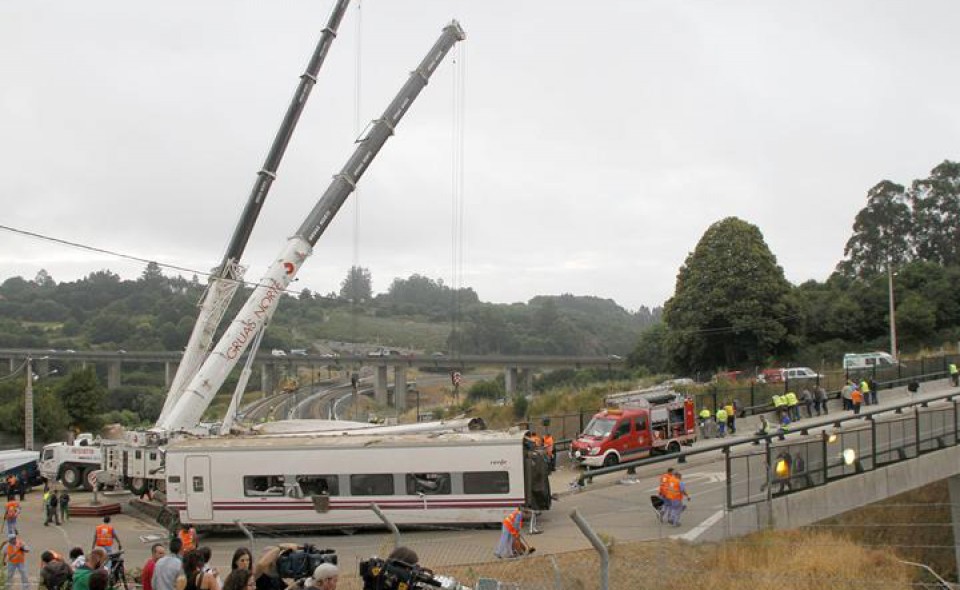 78 muertos tras descarrilar un tren en Galicia