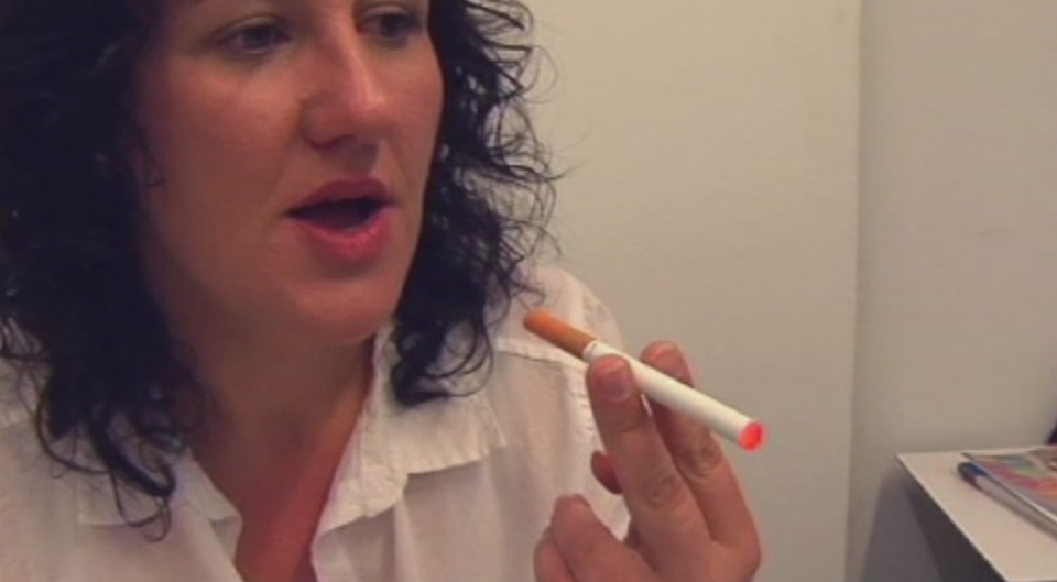 Una mujer fumando un cigarro electrónico. EITB.