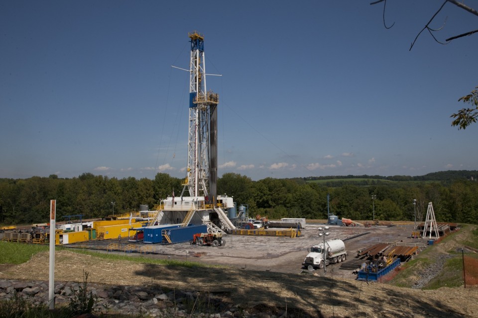 Una planta de 'fracking' para la explotación de gas en EEUU. Foto: cc-by/Bob Warhover.