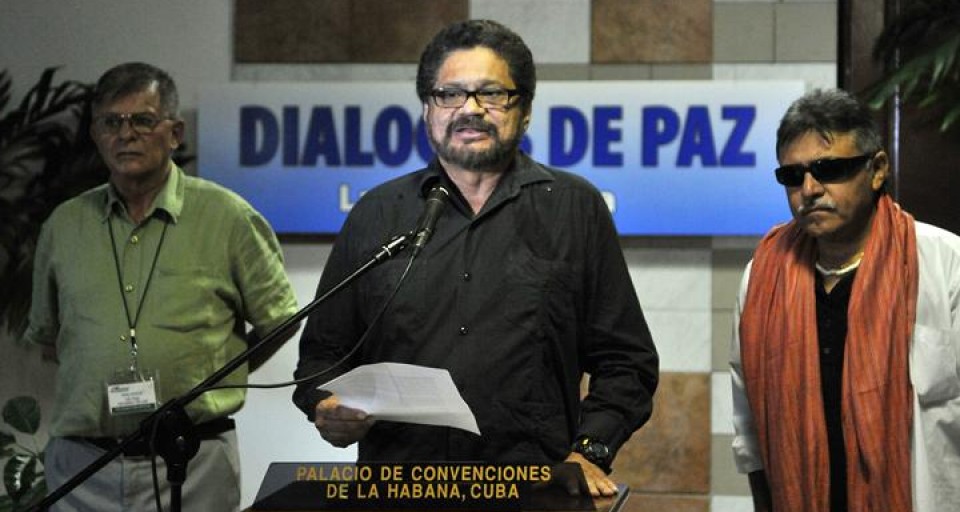 Representantes de las FARC leen un comunicado al término de la reunión. Efe.
