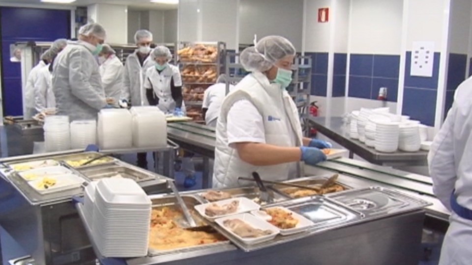 La polémica sobre el servicio de comidas continúa en Navarra. EITB.