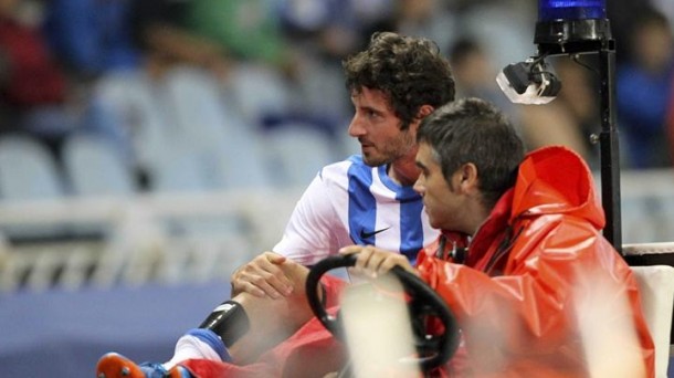 Granero, en el momento de ser retirado por la lesión. Foto: EFE