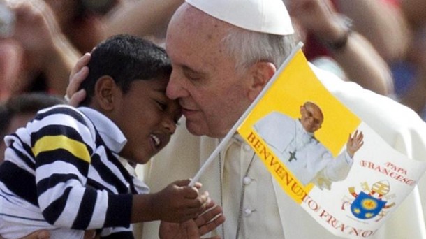 El Papa Francisco se pone la txapela