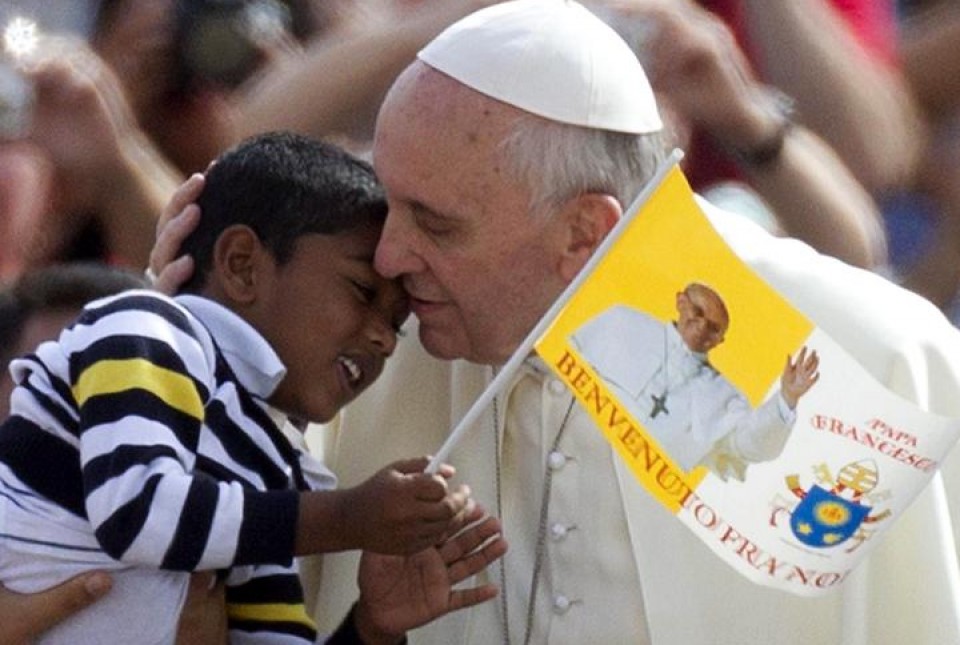 El papa Francisco besa a un niño en la plaza de San Pedro el 11 de septiembre. EFE