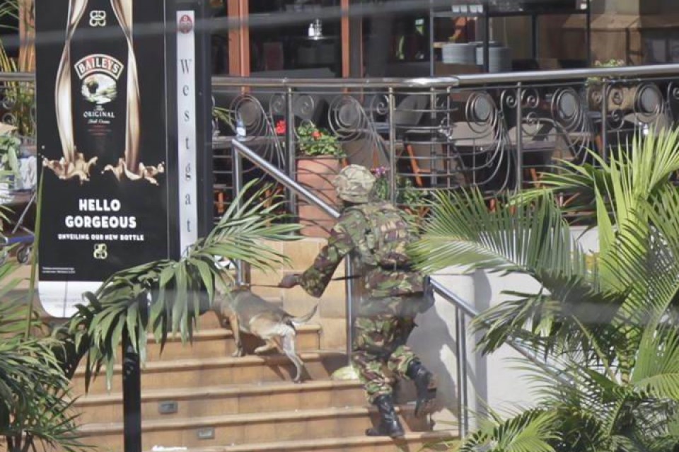 Un miembro del Ejército de Kenia entra en el centro comercial. Efe.