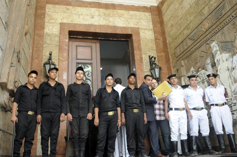 Un grupo de soldados vigilan la entrada de un tribunal de El Cairo