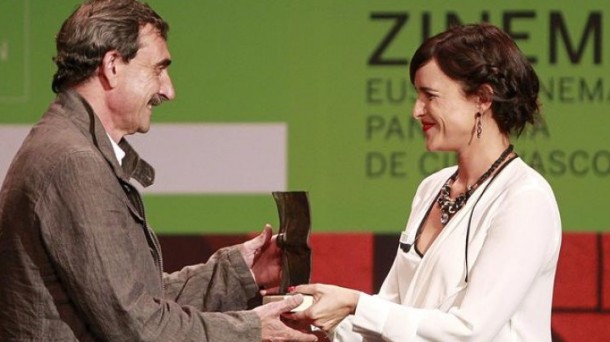 Juanba Berasategi recibe el premio Zinemira. Foto: EFE