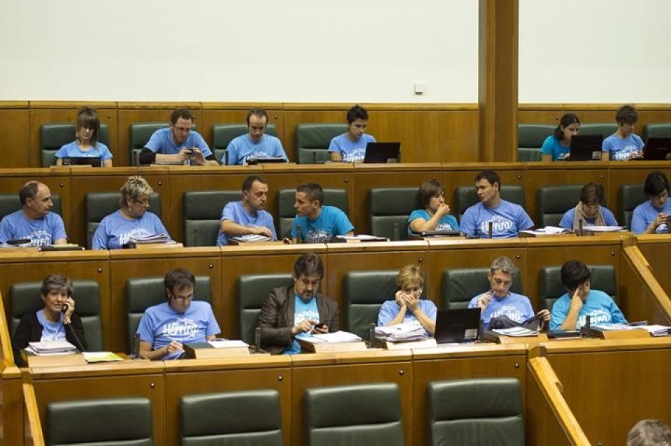 Los parlamentarios de EH Bildu con camisetas de apoyo a los detenidos. EFE