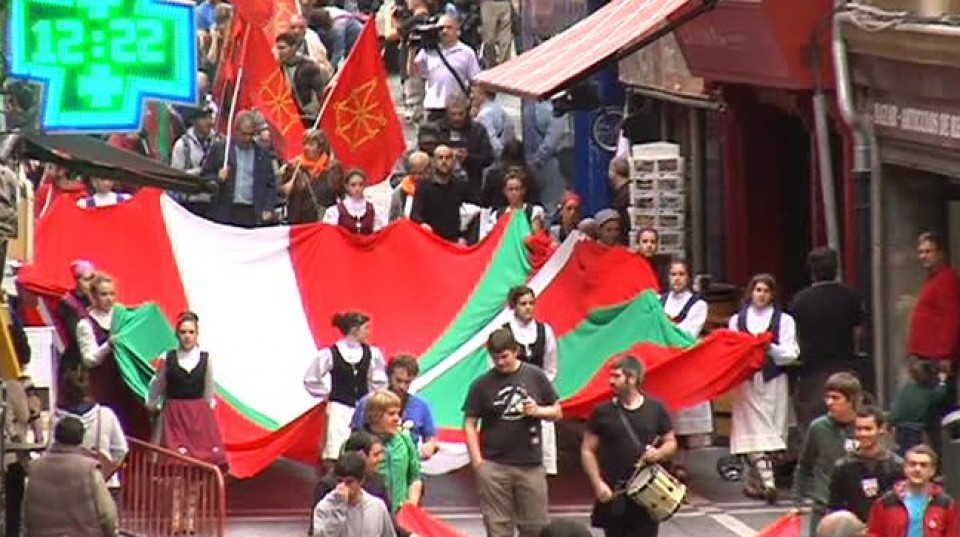 Manifestación a favor de la ikurriña en Iruña. Foto: EiTB