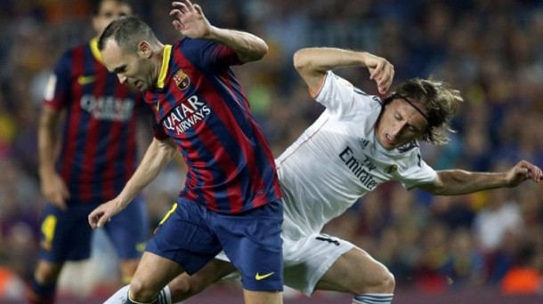 Iniesta y Modric, durante el partido de la primera vuelta. Efe