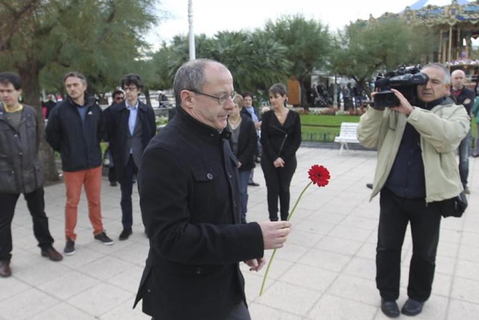 El alcalde de Donostia ha depositado una flor frente al monólito de Alderdi Eder. Foto: EFE