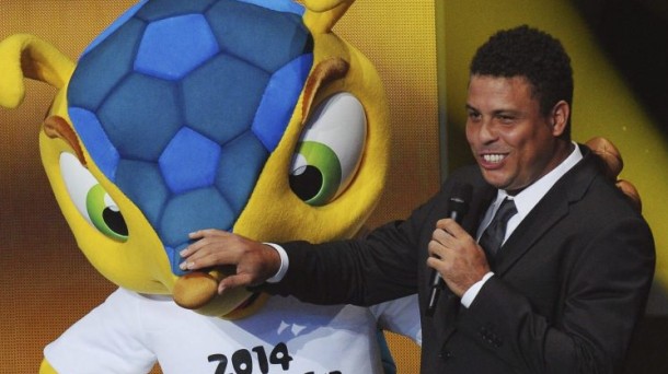 Ronaldo posa con la mascota del mundial de Brasil 2014. Efe.