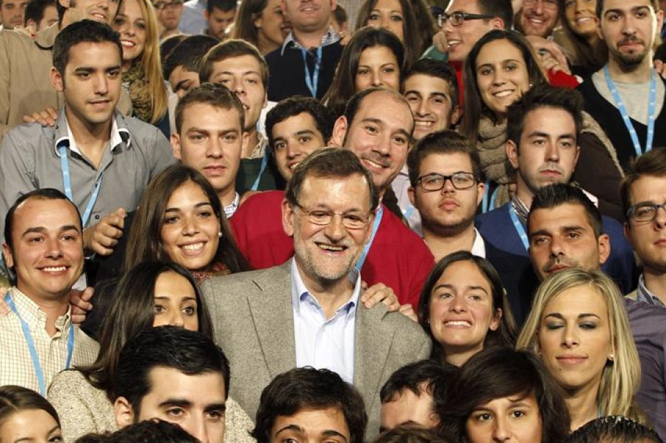 Rajoy, rodeado por miembros de Nuevas Generaciones deL PP.