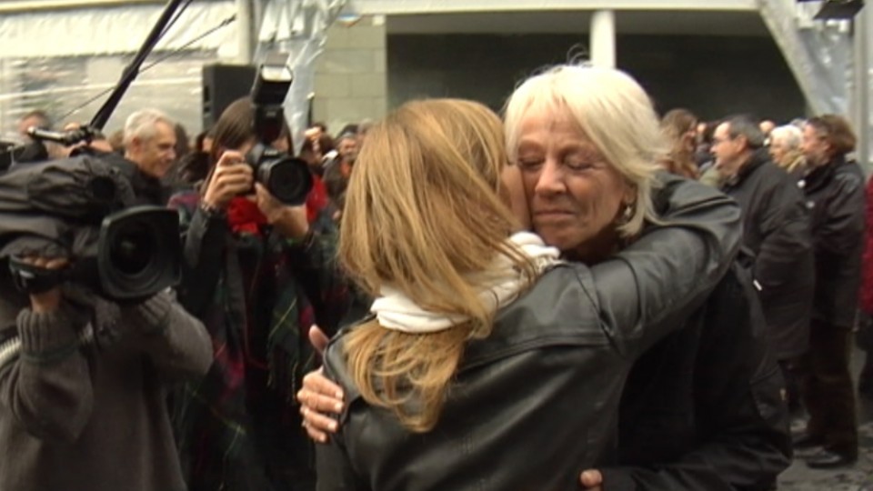 La expresa disidente de ETA Carmen Gisasola abraza a Rosa Rodero, viuda de Joseba Goikoetxea. EiTB