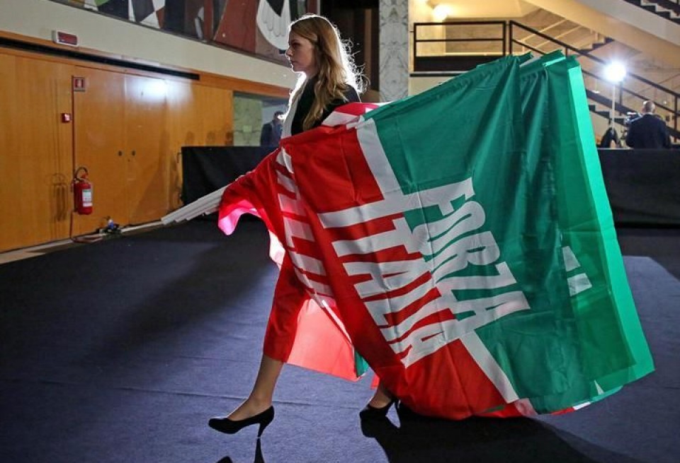 Una joven porta una bandera de Forza Italia. Foto: EFE