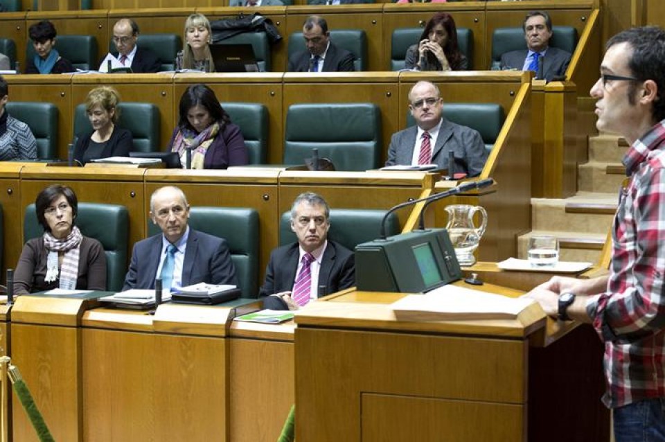 EL parlamentario de EH Bildu, durante una intervención en la cámara vasca. Foto: EFE