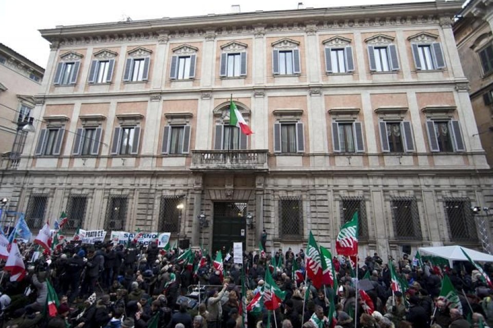 Seguidores de Berlusconi protestan frente a su domicilio por la expulsión del Senado. Foto: EFE
