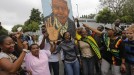 Hegoafrika negarrez: Madiba agurtzeko, milaka lagun kalean