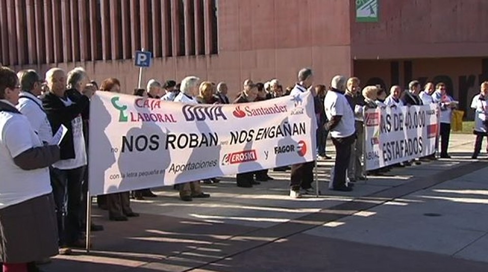Una protesta de afectados por las aportaciones de Eroski y Fagor en Durango. EiTB