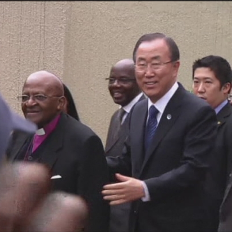 Desmond Tutu artzapezpikua eta Ban Ki-moon Mandelaren etxean izan dira