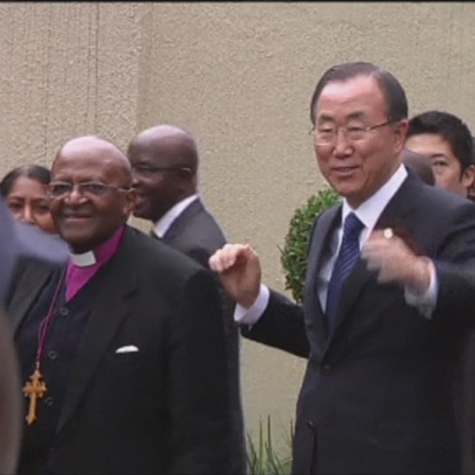 Ban Ki-moon acompañado de Desmónd Tutu visita la casa de Mandela