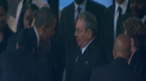 Saludo entre Barack Obama y  Raúl Castro