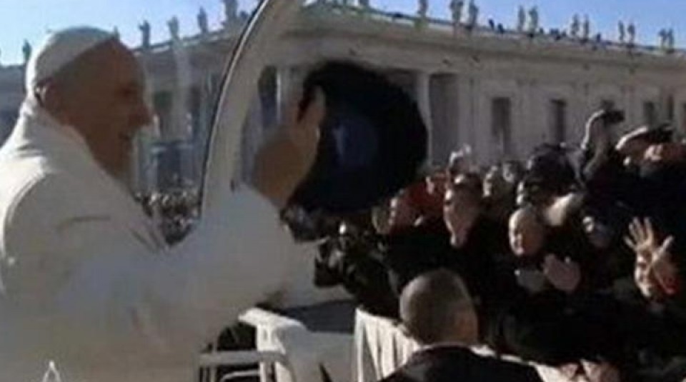 El papa Francisco recibe una txapela en el Vaticano. EFE