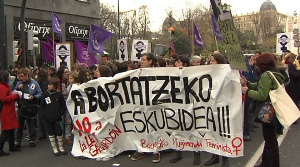 Euskal hiriburuek Abortuaren Legearen kontrako protestak egin dituzte