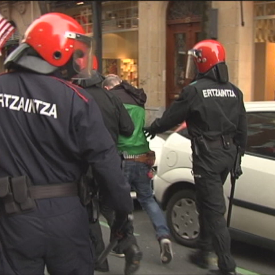 La persona detenida por la Ertzaintza en Bilbao. Foto: EiTB