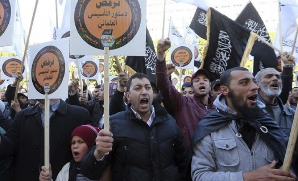 Simpatizantes de Hizb Ut Tahrir gritan consignas contra la nueva Constitución. EFE.