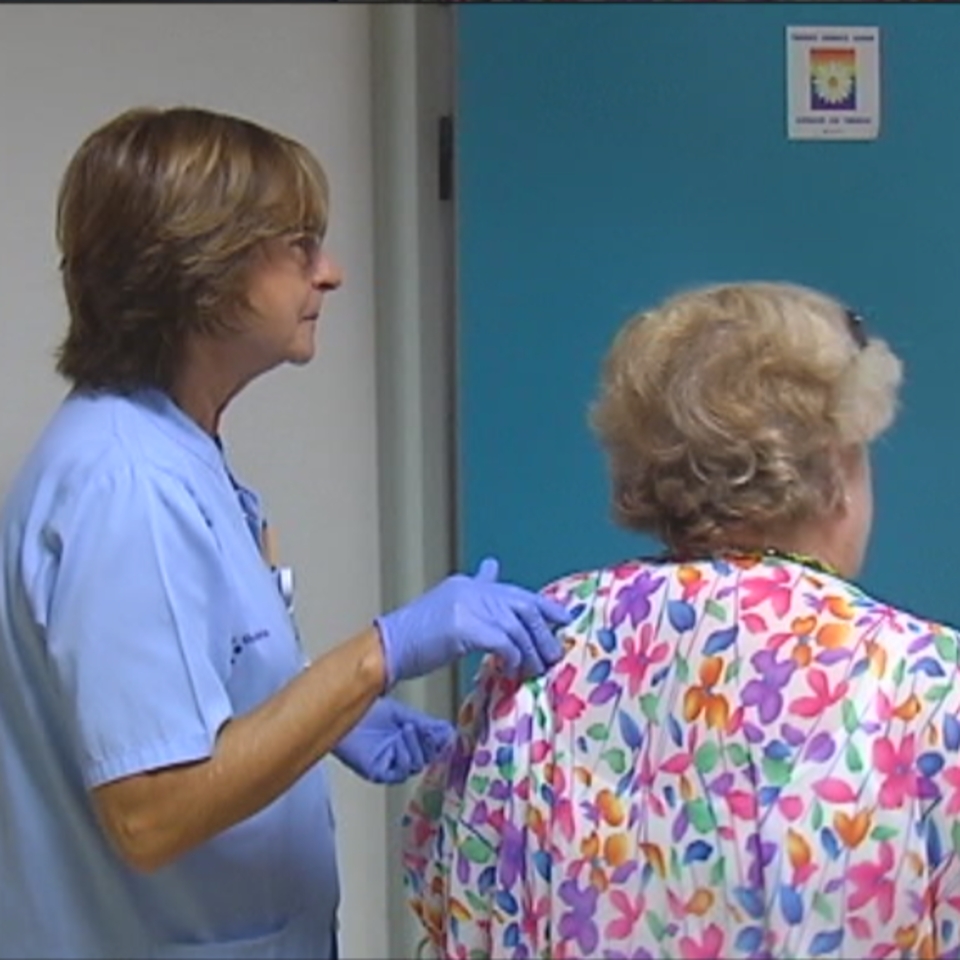Una enfermera atiende a una mujer. Foto de archivo: EiTB