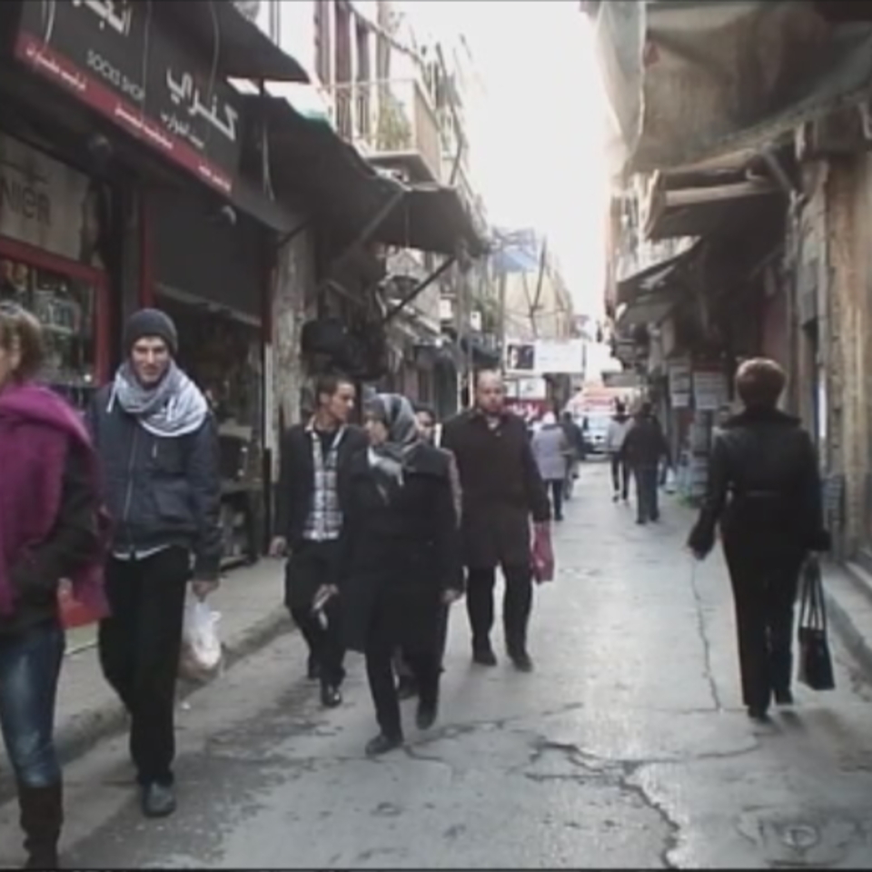 83 civiles abandonan el casco viejo de Homs, Siria