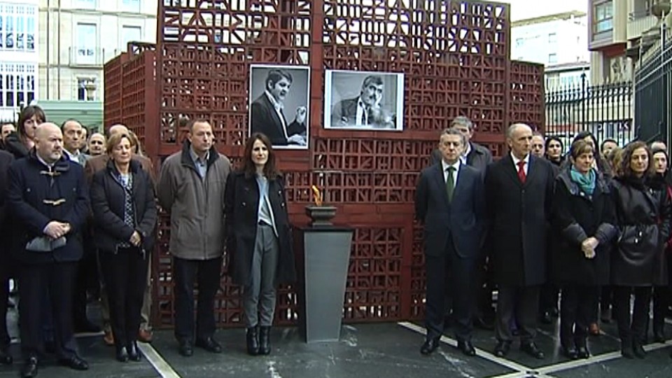 Homenaje a Buesa y Casas en el exterior del Parlamento Vasco. Foto: EITB