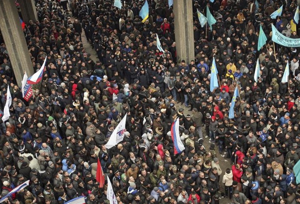 Activistas nacionalistas y prorrusos se enfrentan en Crimea.
