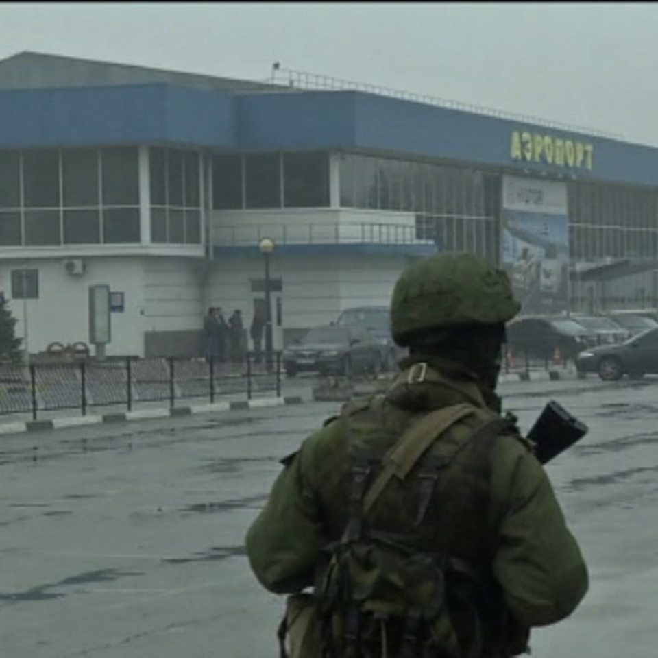 Soldados rusos en el aeropuerto de Crimea (Ucrania). EFE