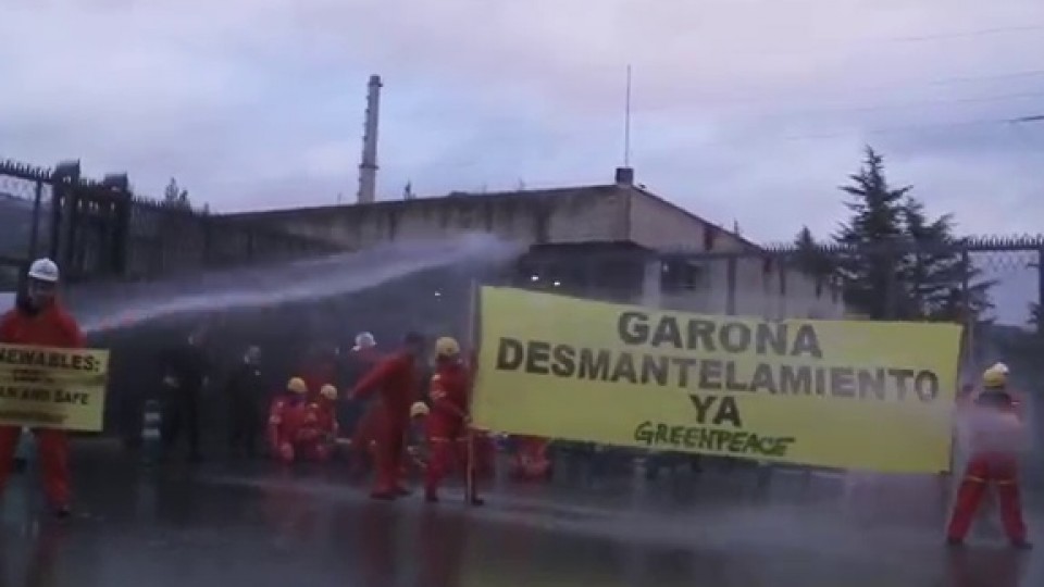 Protesta de Greenpeace para pedir el desmantelamiento de  la centra nuclear de Garoña. Foto: EFE
