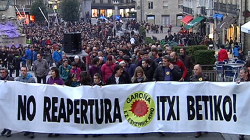 Cientos de personas piden en Gasteiz que Garoña no reanude su actividad. Foto: EiTB