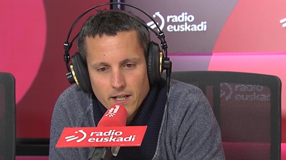 El parlamentario de EH Bildu Dani Maeztu, en una entrevista en Radio Euskadi. EiTB