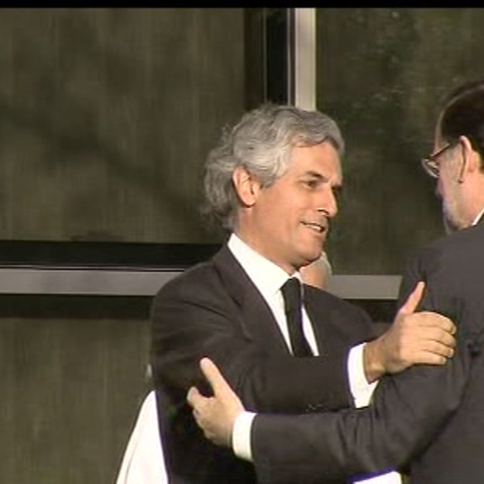 El hijo del expresidente Suárez saluda a Rajoy.