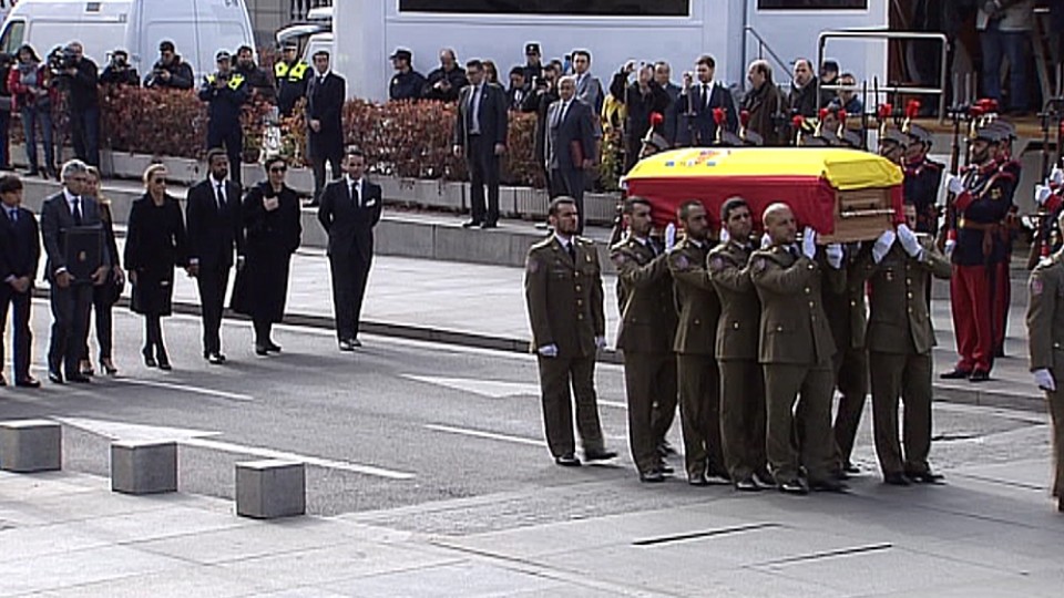 Militares y policías custodian el cuerpo de Suárez. Foto: EiTB