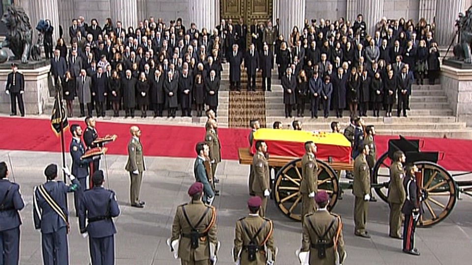 El cortejo fúnebre de Suárez recorre las calles de Madrid