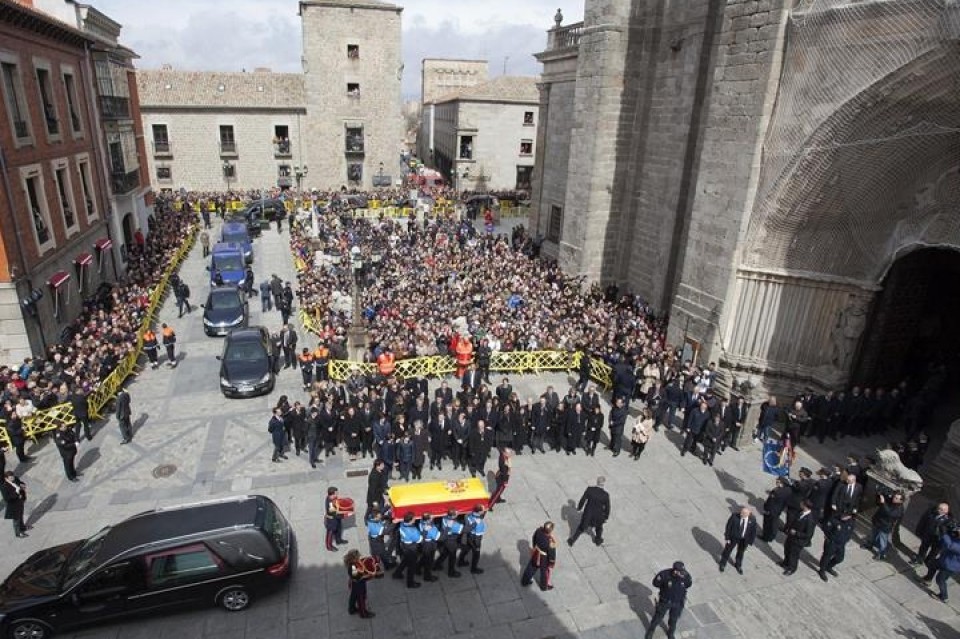 El féretro de Adolfo Suárez llega a la catedral de Ávila. Foto: EFE