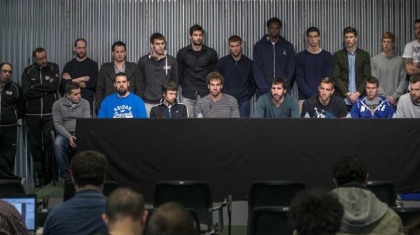 La plantilla del Bilbao Basket, durante el anuncio de huelga / EFE.