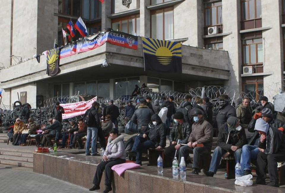 Manifestantes en uno de los edificios tomados en Donetsk. Foto: EFE